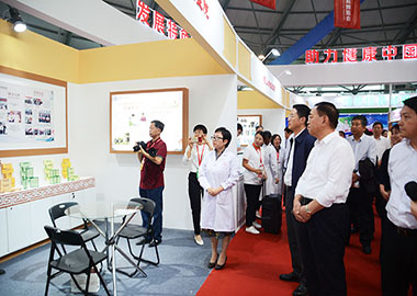 2019年醫博會上原運城市委書記劉志宏在醫院展臺前關切詢問