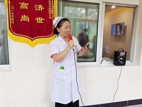 護理部李主任演唱《陜北姑娘》。