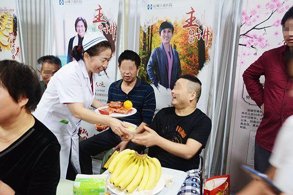 李主任給大家發月餅