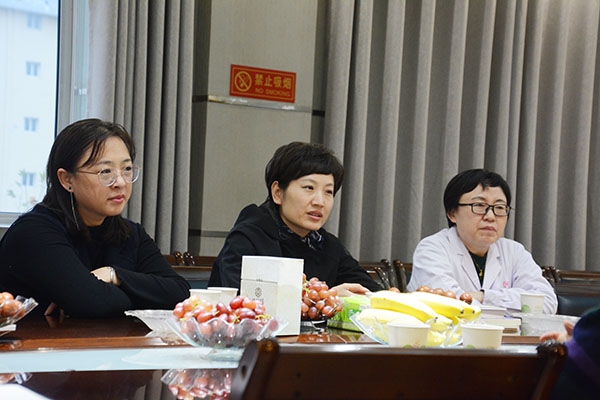 王芳副主任（中）聽取匯報