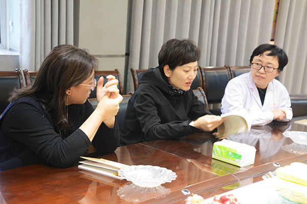 王芳副主任翻閱《結核病康復手冊》
