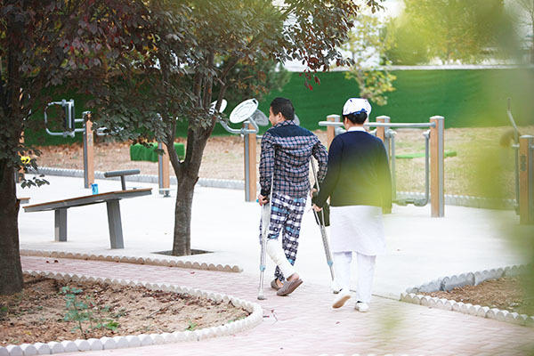 患者在小公園散步