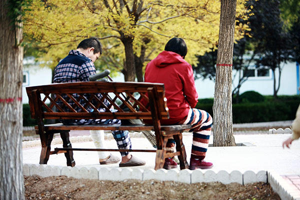 患者在小公園曬太陽