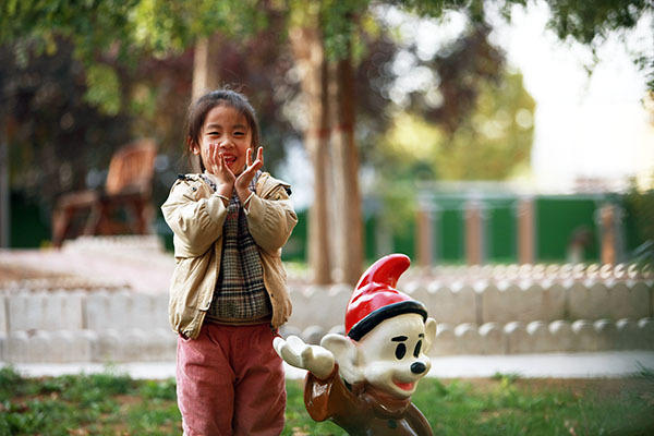 在小公園游玩的小姑娘