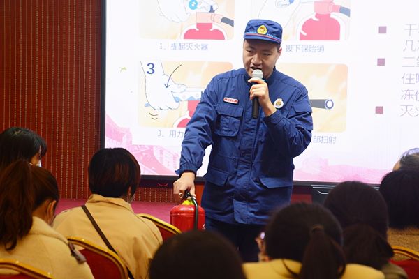 孫教官為大家講解火災該如何自救
