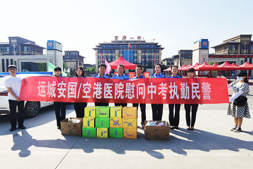 2021年慰問為中考“保駕護航”的執勤民警